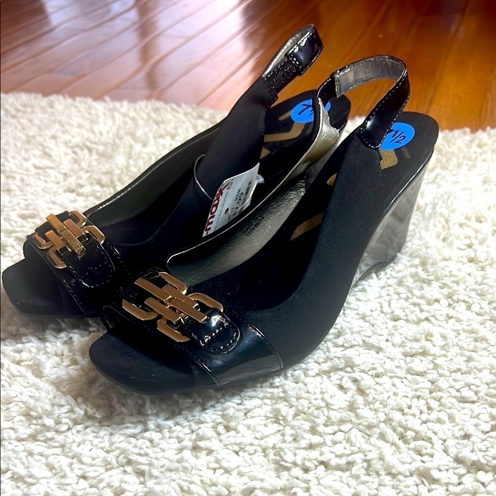 AK SPORT BLACK PATENT WEDGES GOLD BUCKLE SIZE 7.5 NWT